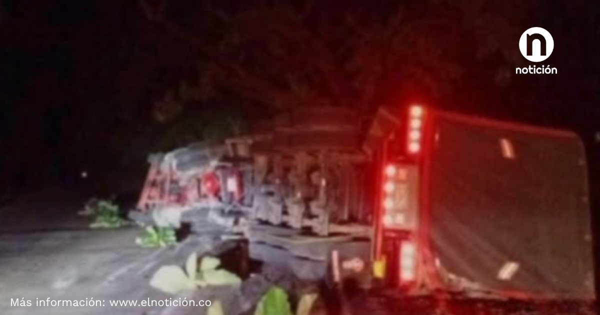 Se volcó un tractocamión en la vía entre Puerto Libertador y Montelíbano