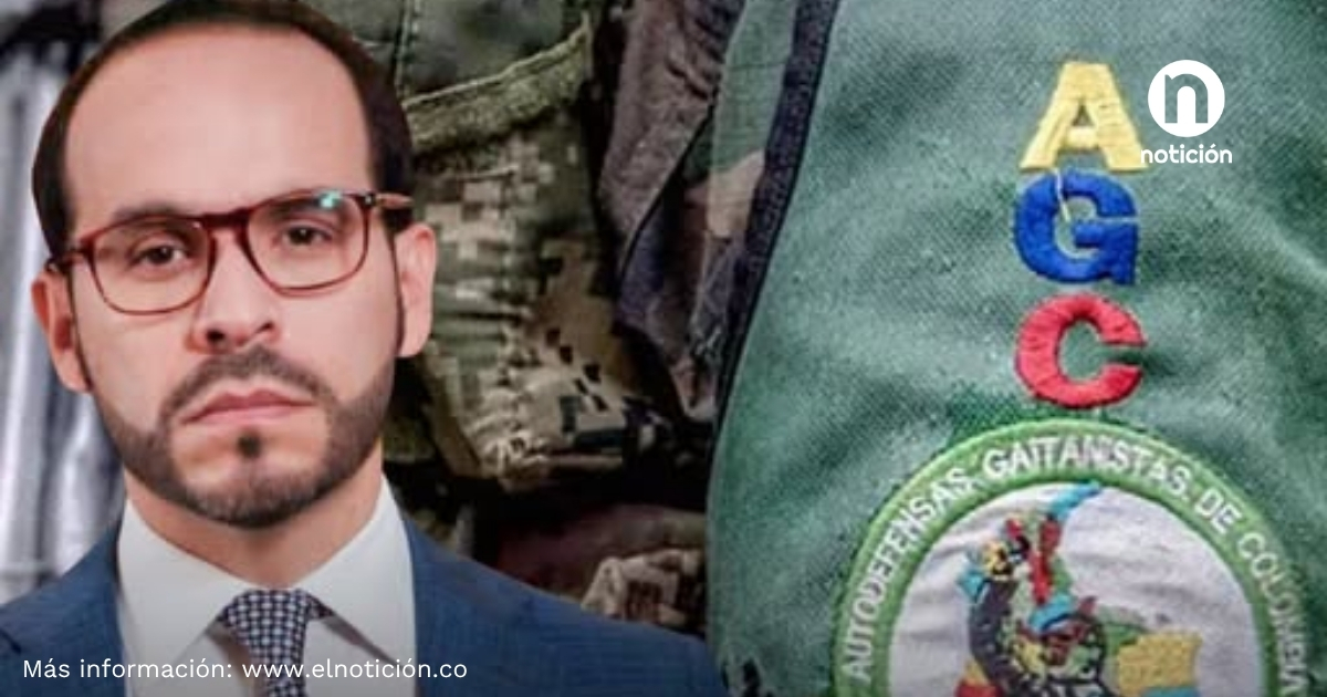 Clan del Golfo pide observadores para proceso de paz con el nuevo gobierno Bogotá. El Ejército Gaitanista de Colombia (EGC), conocido como Clan del Golfo, solicitó al presidente electo Abelardo de la Espriella la designación de observadores que acompañen y verifiquen el proceso de paz que adelanta con el Gobierno Nacional. La petición fue realizada mediante un comunicado público en el que el grupo armado reiteró su disposición de continuar con las conversaciones. En el documento, el EGC explicó que permanece en etapa de preagrupamiento y que el ingreso de sus integrantes a la Zona de Ubicación Temporal prevista en Tierralta, Córdoba, fue aplazado debido a la falta de garantías jurídicas, logísticas y de seguridad. Según el grupo, estas condiciones son indispensables para avanzar en el proceso. El pronunciamiento también respondió a los recientes audios que han circulado sobre presuntos acuerdos. El Clan del Golfo aseguró que dichos contenidos fueron descontextualizados y negó la existencia de negociaciones ocultas, insistiendo en que las conversaciones se han desarrollado de manera pública y con acompañamiento institucional. Finalmente, el grupo pidió que el Gobierno entrante designe observadores que puedan verificar de primera mano el desarrollo del proceso y reiteró su intención de avanzar hacia una eventual desmovilización, siempre que existan las garantías necesarias para sus integrantes y para las comunidades involucradas.
