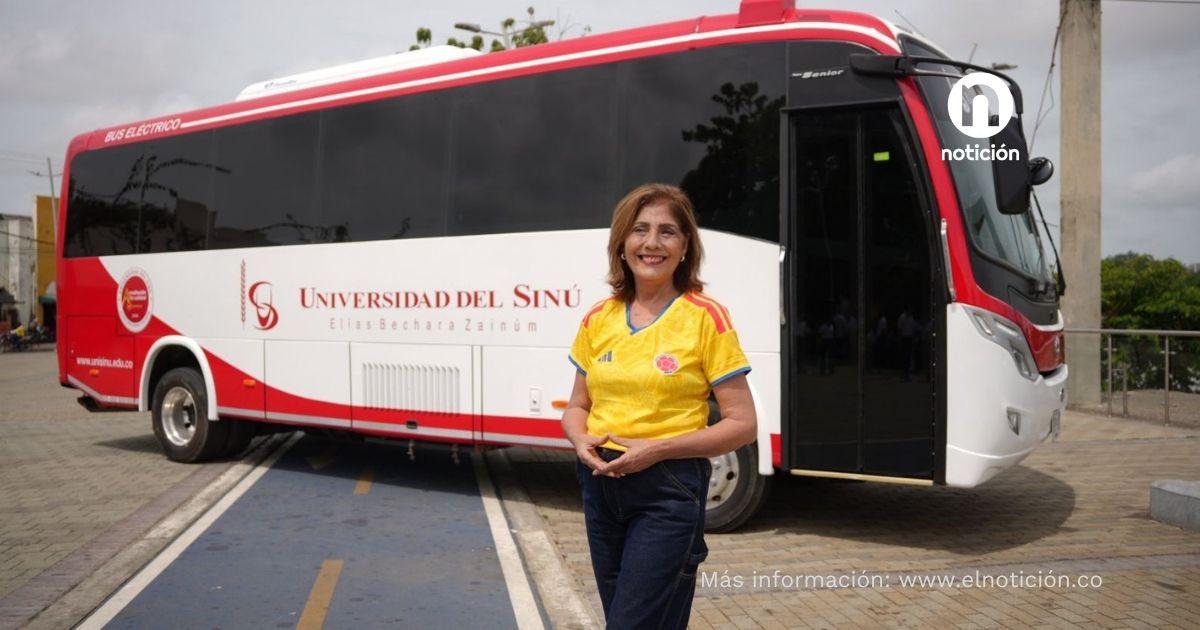 La Universidad del Sinú – Elías Bechara Zainúm da un nuevo paso hacia la innovación, el bienestar estudiantil y la sostenibilidad con la incorporación de su primer bus eléctrico, convirtiéndose en una de las universidades pioneras en movilidad sostenible en el Caribe colombiano y una de las pocas instituciones de educación superior del país en contar con un vehículo de estas características para el servicio gratuito de rutas estudiantiles y de la comunidad académica. Esta adquisición representa la primera etapa del proceso de renovación de la flota institucional y marca un avance significativo hacia una movilidad más limpia, eficiente y amigable con el medio ambiente. El nuevo vehículo, desarrollado sobre plataforma BYD y con carrocería Marcopolo, combina tecnología de última generación, eficiencia energética y altos estándares de comodidad y seguridad para los usuarios. Su incorporación permitirá seguir fortaleciendo las rutas que diariamente facilitan el acceso de cientos de estudiantes al campus y apoyan desplazamientos relacionados con prácticas, actividades académicas y otros procesos institucionales, contribuyendo además a una experiencia universitaria más integral. La apuesta de Unisinú se enmarca en las tendencias mundiales de movilidad sostenible que hoy impulsan importantes universidades en diferentes países. Instituciones como Princeton y Stanford, en Estados Unidos, han incorporado buses eléctricos dentro de sus sistemas de transporte universitario, mientras que en Colombia aún son pocas las instituciones de educación superior que cuentan con vehículos de estas características. En este contexto, la Universidad del Sinú se posiciona como referente regional en la adopción de soluciones de movilidad sostenibles al servicio de su comunidad académica. Al tratarse de un vehículo 100 % eléctrico, contribuye a reducir las emisiones directas de gases de efecto invernadero, disminuye la contaminación auditiva y aporta a la construcción de entornos más saludables y sostenibles. Esta iniciativa se encuentra alineada con los Objetivos de Desarrollo Sostenible de las Naciones Unidas, especialmente aquellos relacionados con energía asequible y no contaminante, ciudades y comunidades sostenibles y acción por el clima. “La educación del siglo XXI exige instituciones capaces de innovar y de actuar con responsabilidad frente a los desafíos globales. Este primer bus eléctrico simboliza una universidad que piensa en las personas, pero también en el planeta, y que entiende que la sostenibilidad debe traducirse en acciones concretas que generen bienestar y transformen positivamente nuestro entorno”, destacó María Fátima Bechara Castilla, rectora general de la Universidad del Sinú. Más allá de una nueva unidad de transporte, esta incorporación representa una apuesta por transformar la experiencia universitaria desde una visión integral que combina innovación, bienestar y responsabilidad ambiental. El servicio gratuito de rutas constituye uno de los mecanismos que facilitan el acceso, la permanencia y la calidad de vida de los estudiantes, al tiempo que favorece la movilidad para el desarrollo de prácticas, actividades académicas y procesos institucionales. “Cada inversión que realiza la Universidad del Sinú tiene como centro a las personas. Este nuevo bus eléctrico refleja nuestra preocupación permanente por brindar mejores condiciones para nuestros estudiantes, facilitar sus desplazamientos y ofrecerles una experiencia universitaria cada vez más integral. Nos llena de orgullo que esta nueva etapa de movilidad sostenible comience en Montería, donde diariamente miles de jóvenes construyen sus sueños y proyectos de vida”, expresó Adriana Suárez de Lacouture, rectora de la sede Montería.