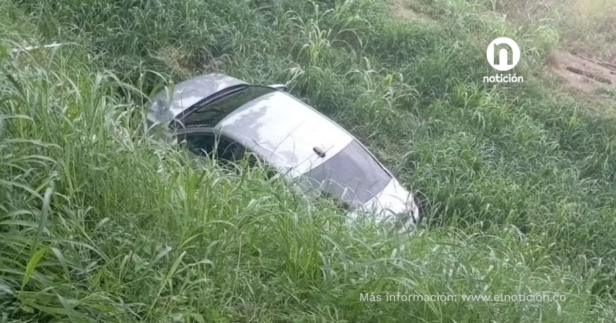 ¡De milagro! Vehículo terminó en un barranco tras perder el control