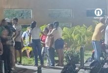 La comunidad del municipio de San Pelayo denunció un presunto caso de abuso sexual contra una joven en el sector del canal, vía hacia Corocito, zona rural del municipio. De acuerdo con testimonios de habitantes, este hecho no sería aislado y señalan a un mismo individuo como presunto responsable de otros casos similares. Estas afirmaciones deberán ser verificadas por las autoridades competentes. La comunidad hace un llamado urgente a la Policía Nacional y a la Fiscalía General de la Nación para que investiguen los hechos, identifiquen al presunto responsable y garanticen la seguridad de los habitantes. Asimismo, se recomienda a los jóvenes no desplazarse con personas desconocidas ni aceptar transporte de quienes no conocen, especialmente en sectores solitarios. 📢 Si usted tiene información que pueda ayudar a esclarecer estos hechos, entréguela directamente a las autoridades. Su denuncia puede ser clave para prevenir nuevas víctimas.