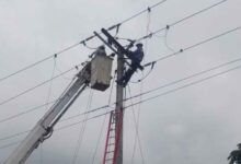 Afinia impulsa un servicio de energía más confiable en Córdoba • Las actividades incluyen modernización de redes, renovación de postes y mantenimiento preventivo. Montería, septiembre 28 de 2026 | El equipo técnico de Afinia, filial del Grupo EPM, adelantará trabajos de robustecimiento de la infraestructura eléctrica entre el 1° y 3 de octubre, para entregar un servicio con mayor confiabilidad en distintos municipios de Córdoba. Para realizar estas intervenciones se requiere la interrupción del servicio de energía de la siguiente manera: Jueves 1° de octubre: • Montería: se ejecutarán trabajos de instalación de postes, equipos de red y de poda técnica preventiva, que demandan la suspensión de la energía de 7:30 a. m. a 5:00 p. m., en las poblaciones El Sabanal, Caño Viejo Las Lamas, La Risueña, El Campo y Puerto Franco. • San Carlos: las poblaciones El Hato, Las Tinas y El Campano se beneficiarán con las actividades de renovación de elementos que cumplieron su ciclo de vida útil, para las que no tendrán suministro eléctrico de 7:30 a. m. a 5:00 p. m. • Puerto Libertador: continuarán las labores de instalación de postes, equipos de red y de poda técnica preventiva, que requieren la suspensión del fluido eléctrico de 9:10 a. m. a 5:00 p. m., en las poblaciones La Latica, Pica Pica, Santa Isabel, La Lucha, La Iraca, Carepa, Nueva Esperanza, Jericó, La Gatica, La Corosita, Montevideo, Moralita y Vendeagujas. • Montelíbano: los habitantes de las poblaciones Pica Pica, Las Arañas, El Campano y la finca La Lucha se beneficiarán con las obras de renovación de elementos que cumplieron su ciclo de vida útil, para las que no tendrán energía entre las 9:10 a. m. y las 5:00 p. m. • Planeta Rica: el equipo técnico avanzará con labores de renovación eléctrica, para las que se suspenderá el servicio de 9:10 a. m. a 5:00 p. m., en las poblaciones Las Cruces, San Jerónimo y El Rosario. • Cotorra: avanzarán las obras de renovación de redes, para las que se debe interrumpir el servicio de 9:30 a. m. a 12:30 p. m., en la calle 3 sector parque Los Cedros. • Lorica: entre las 8:00 a. m. y las 4:00 p. m., se realizarán actividades de instalación de nuevos postes, elementos de red y de poda técnica preventiva, tiempo que no tendrá energía la calle 2 entre las carreras 11 y 12 del sector Remolino; y de 1:00 p. m. a 4:30 p. m., en la calle 12 con carrera 15 del sector Sarabanda. Viernes 2 de octubre: • Montería: continuarán las labores de instalación de postes, equipos de red y de poda técnica preventiva, para las que se suspenderá la energía de 7:30 a. m. a 5:00 p. m., en las poblaciones Toledo, Nuevo Paraíso, Martinica, San Rafael, San Rafael Arriba, Las Pavas, Buenos Aires, finca Villa Kati, finca La Gloria y finca La Florida. • Planeta Rica: entre las 8:00 a. m. y las 4:00 p. m., se adelantarán obras de renovación eléctrica, tiempo que no tendrá energía la vereda Los Cacaos. • Montelíbano: avanzarán los trabajos de excavación e instalación de postes, elementos de red y de poda técnica preventiva, que requieren la interrupción de la energía de 8:40 a. m. a 4:40 p. m., en el sector de la Hacienda El Corán. • Purísima: continuarán las actividades de excavación e instalación de postes y equipos de red, para las que se suspenderá el suministro eléctrico de 8:50 a. m. a 4:50 p. m., en la calle 12 entre las carreras 7 y 8 del barrio La Candelaria. • Sahagún: se ejecutarán labores de renovación de redes, que demandan la interrupción de la energía de 9:30 a. m. a 12:30 p. m., en la carrera 3 con calle 2, del corregimiento El Crucero. Sábado 3 de octubre: • Cereté, San Pelayo, San Carlos y Ciénaga de Oro: el personal especializado en alta tensión realizará trabajos de renovación de equipos y mantenimiento general del transformador de potencia de la subestación eléctrica Cereté, para los cuales se requiere la suspensión del servicio entre las 7:00 a. m. y las 4:00 p. m., en la zona urbana y rural de estos municipios. • Montería: entre las 8:00 a. m. y las 5:00 p. m., se realizarán labores de poda técnica preventiva, tiempo que no tendrán fluido eléctrico las poblaciones El Faro, finca Venecia y finca El Faro. • Montelíbano: avanzarán los trabajos de instalación de postes, equipos de red y de poda técnica preventiva, para los que se debe suspender el servicio de 8:00 a. m. a 4:00 p. m., desde la calle 14 hasta la 17 entre las carreras 1 y 4 del sector El Centro, Mucha Jagua, La Esperanza, Loma Fresca y Once de Noviembre. Afinia recuerda la disponibilidad de la línea telefónica 115 y aplicación para teléfonos móviles afiniapp para reportar eventos con el servicio de energía, e invita a sus clientes – usuarios a consultar la programación de interrupciones en la sección trabajos programados en el portal www.afinia.com.co y en el canal de WhatsApp Afinia trabajos programados Córdoba. Información para periodistas Gerencia de Comunicaciones y Relaciones Corporativas | Afinia Contacto: gerenciacomunicaciones@afinia.com.co Sala de prensa: https://afinia.com.co/somos-afinia/sala-de-prensa